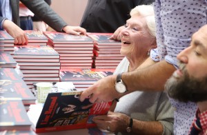 Line Renaud dédicaçait Mes années Las Vegas (La Martinière)