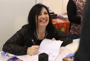 Lauréate du prix 12/14 Crédit Agricole Centre France, Cassandra O'Donnell dédicaçait La Légende des quatre (Flammarion jeunesse).