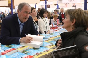 Christian Signol durant son marathon de dédicaces. 