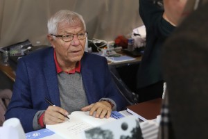 Denis Tillinac dédicaçait Mai 68, l'arnaque du siècle chez Albin Michel.